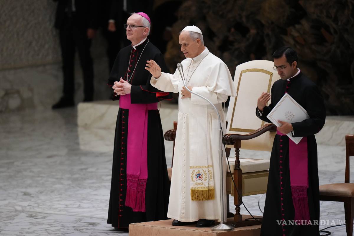 $!El papa León XIV saluda a los participantes en un cónclave de jóvenes en el Vaticano el 24 de octubre del 2026.
