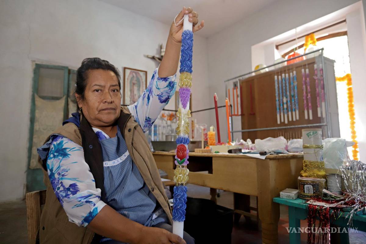 Velas escamadas iluminan el camino de las almas en los altares del Día de Muertos en México