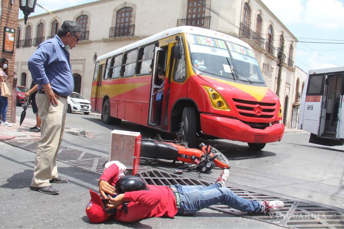 Camión de la ruta de Ramos Arizpe embiste y casi aplasta a un motociclista