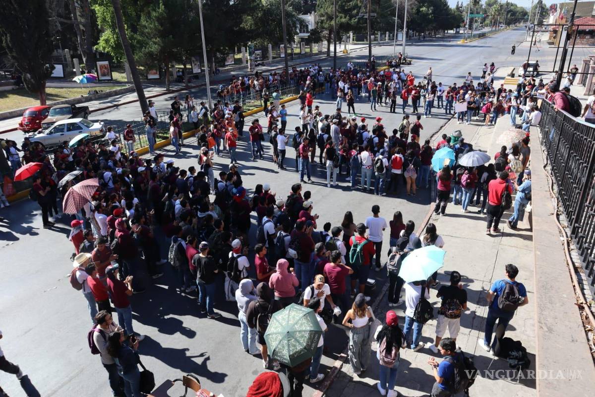 $!Una gran cantidad de estudiantes se encuentran en el plantón.