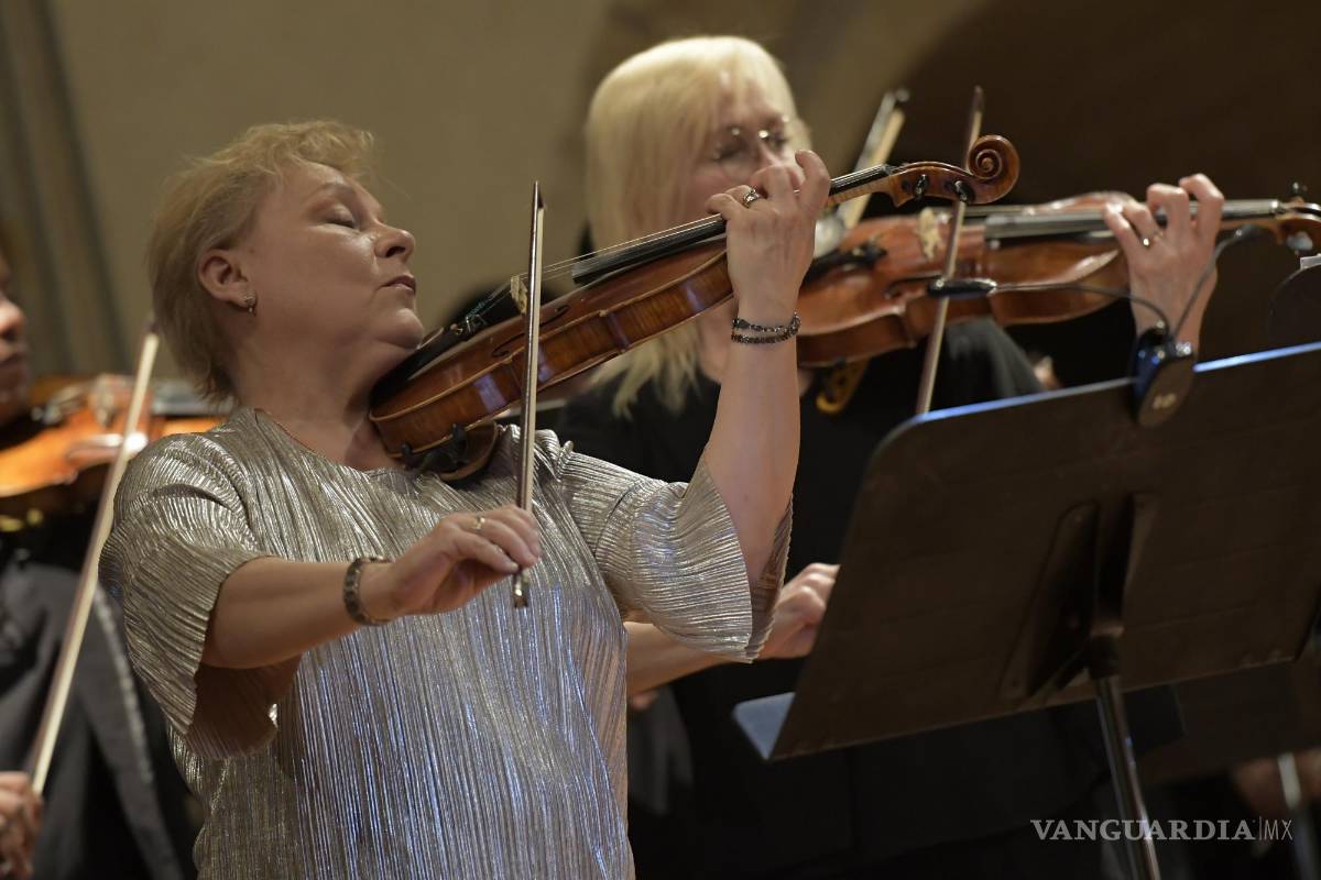 $!Riazanova se sumó al conjunto para interpretar la Pequeña Seranata Nocturna de Mozart.