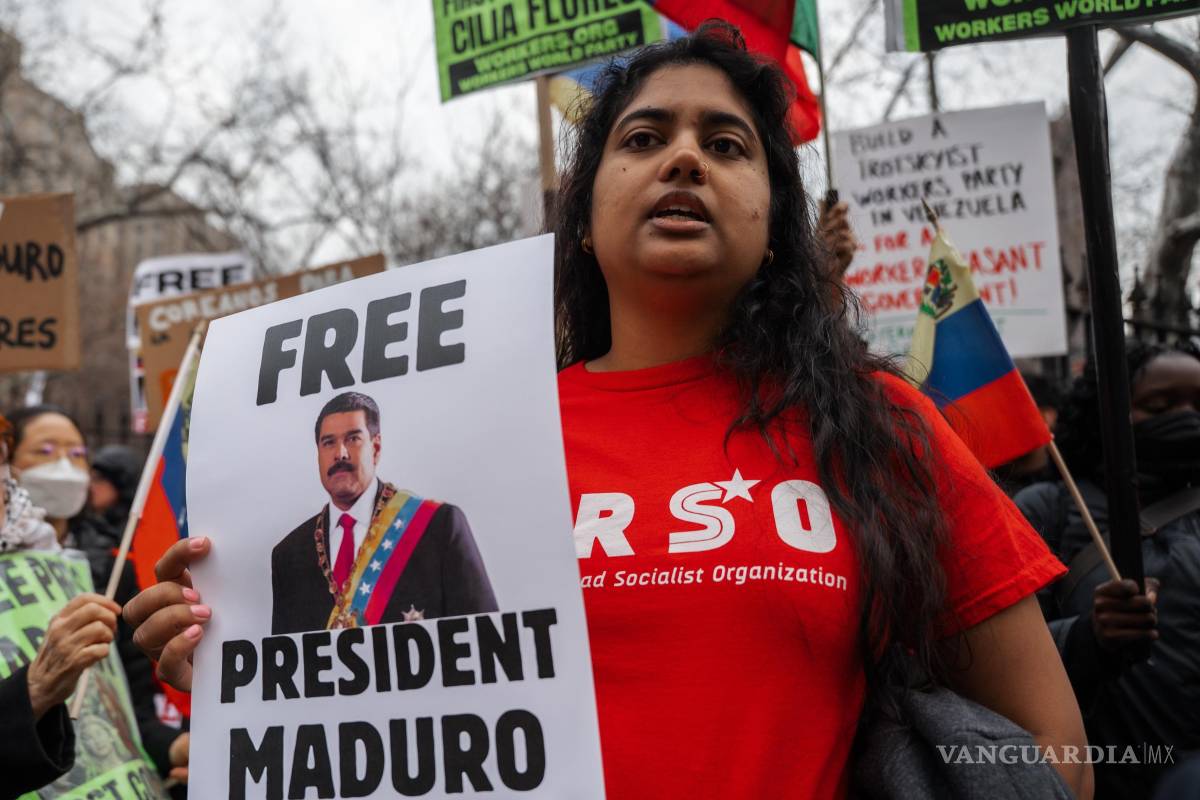 $!Una partidaria del expresidente de Venezuela Nicolás Maduro con una pancarta durante las protestas simultáneas frente al tribunal federal en Nueva York.
