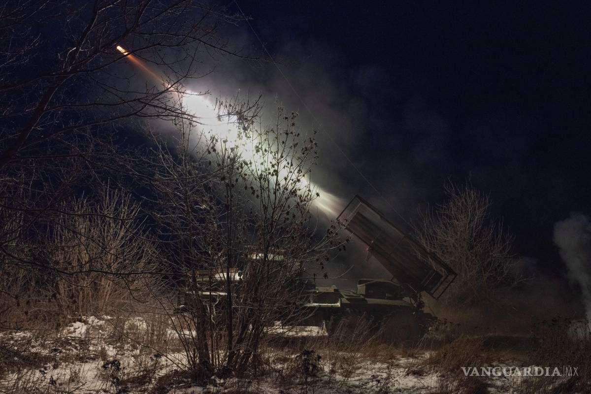$!Un MRLS BM-21 “Grad” dispara contra posiciones del ejército ruso en dirección a Druzhkivka, región de Donetsk, Ucrania, el miércoles 21 de enero de 2026.