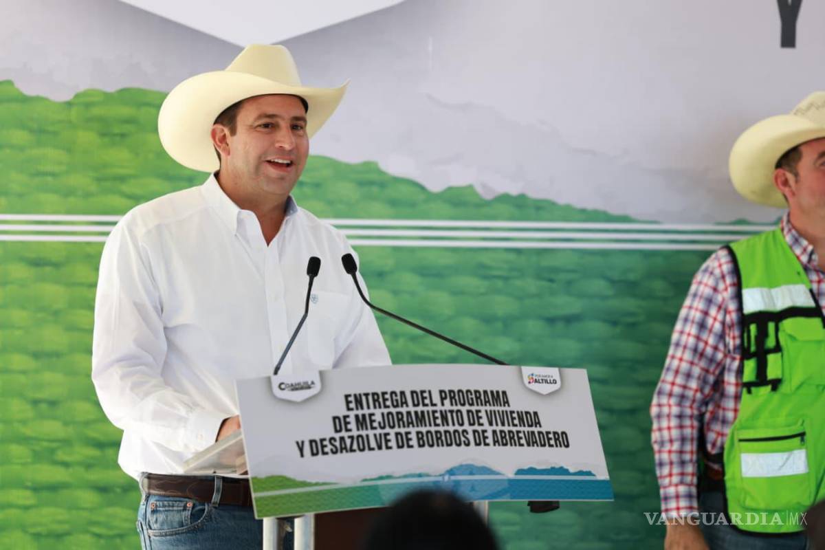 $!Funcionarios municipales y representantes ejidales participan en la ceremonia de entrega de beneficios, fortaleciendo la coordinación institucional para seguir impulsando el desarrollo rural en Saltillo.