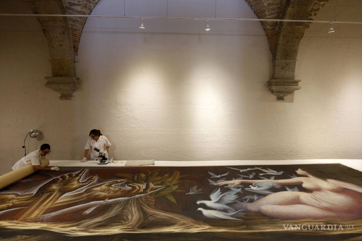 Mira cómo restauran ‘La Guerra y La Paz’, un mural de 15 metros, del pintor mexicano Gabriel Flores (fotos)