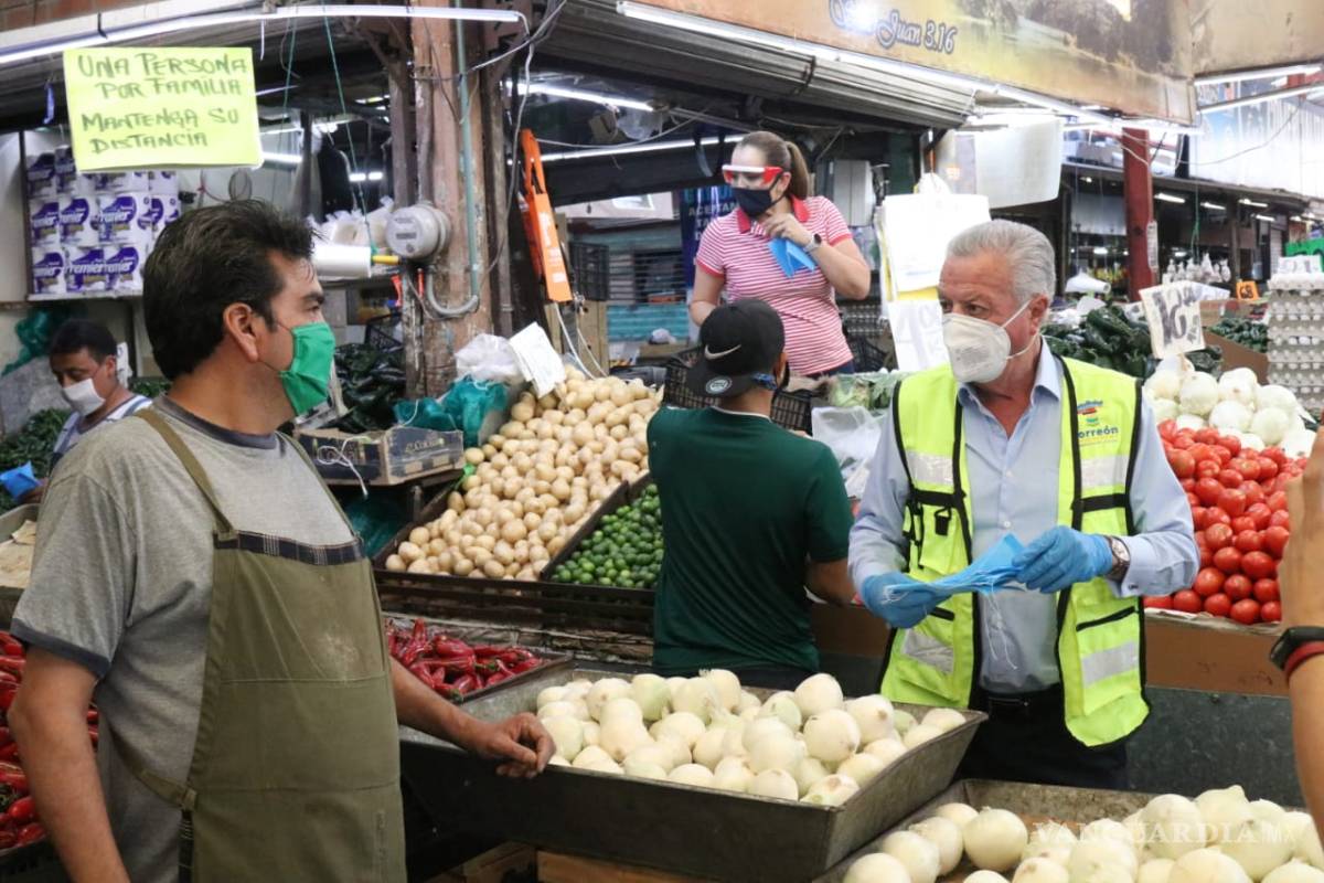 $!Alcalde de Torreón entrega a locatarios y clientes 2 mil cubre bocas en el Mercado Alianza