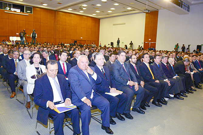 Blas Flores rinde tercer informe al frente de la UAdeC; va por la reelección