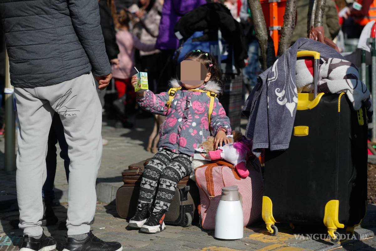 $!Brussels (Belgium), 09/03/2022.- Children who fled Ukraine to Belgium after Russia's invasion of Ukraine wait outside an immigration office in Brussels, Belgium, 09 March 2022. A temporary reception center for people who fled Ukraine has been set up in Brussels to help complete immigration formalities. (Bélgica, Rusia, Ucrania, Bruselas) EFE/EPA/STEPHANIE LECOCQ