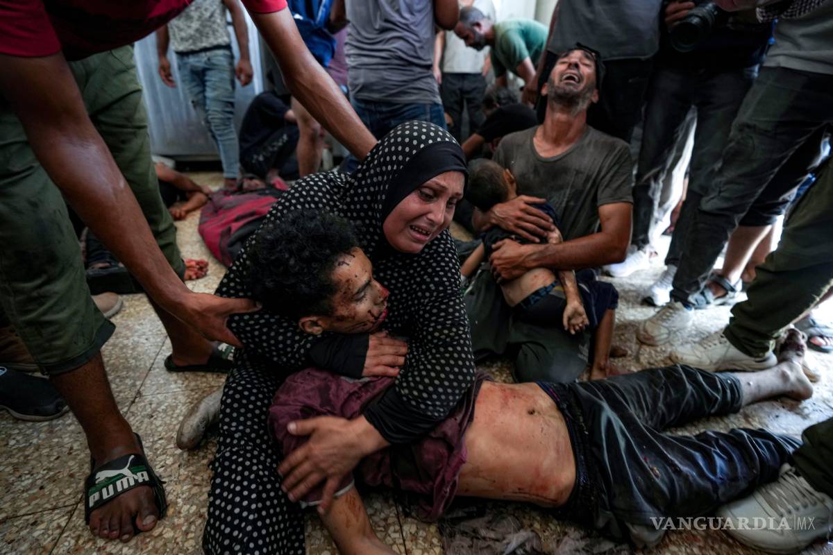 $!Faten Mreish con el cuerpo de su hijo en la morgue en un hospital en Deir al-Balah, Franja de Gaza luego que él y otros murieron en un bombardeo israelí.