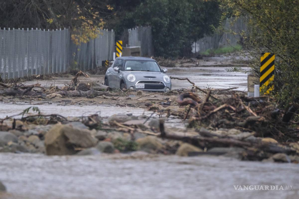 ‘Estamos atrapados aquí’; lluvias, aludes y socavones azotan a California