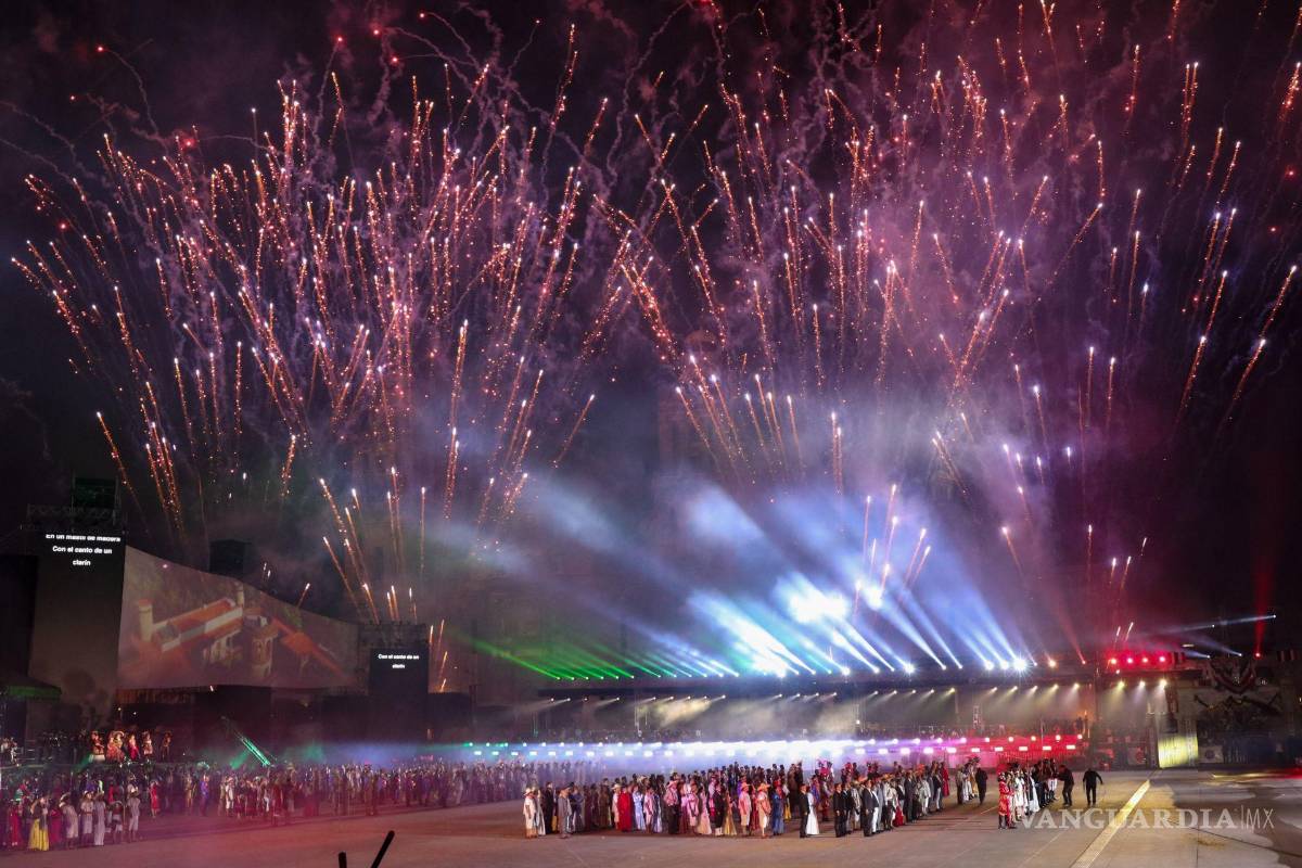 $!Con un espectáculo multidisciplinario que incluyo actuación, luces, sonido, juegos pirotécnicos y baile se realizó en el Zócalo, La Grandeza de México, como parte de los festejos de los 200 años de la Independencia de México. Cuartoscuro/Moisés Pablo