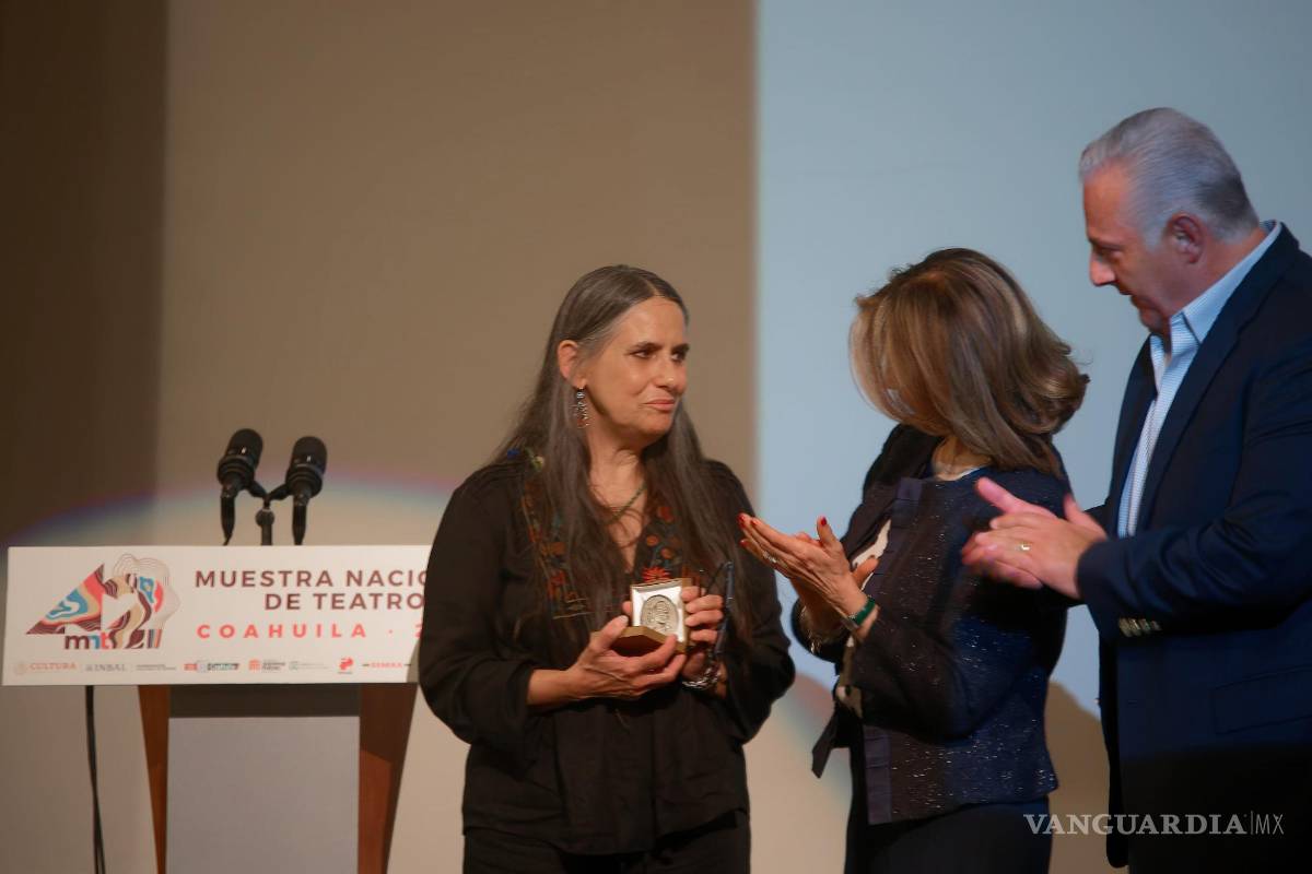 $!Ilieana Diéguez recibió la presea de manos de la Secretaria de Cultura y el Alcalde de Torreón.