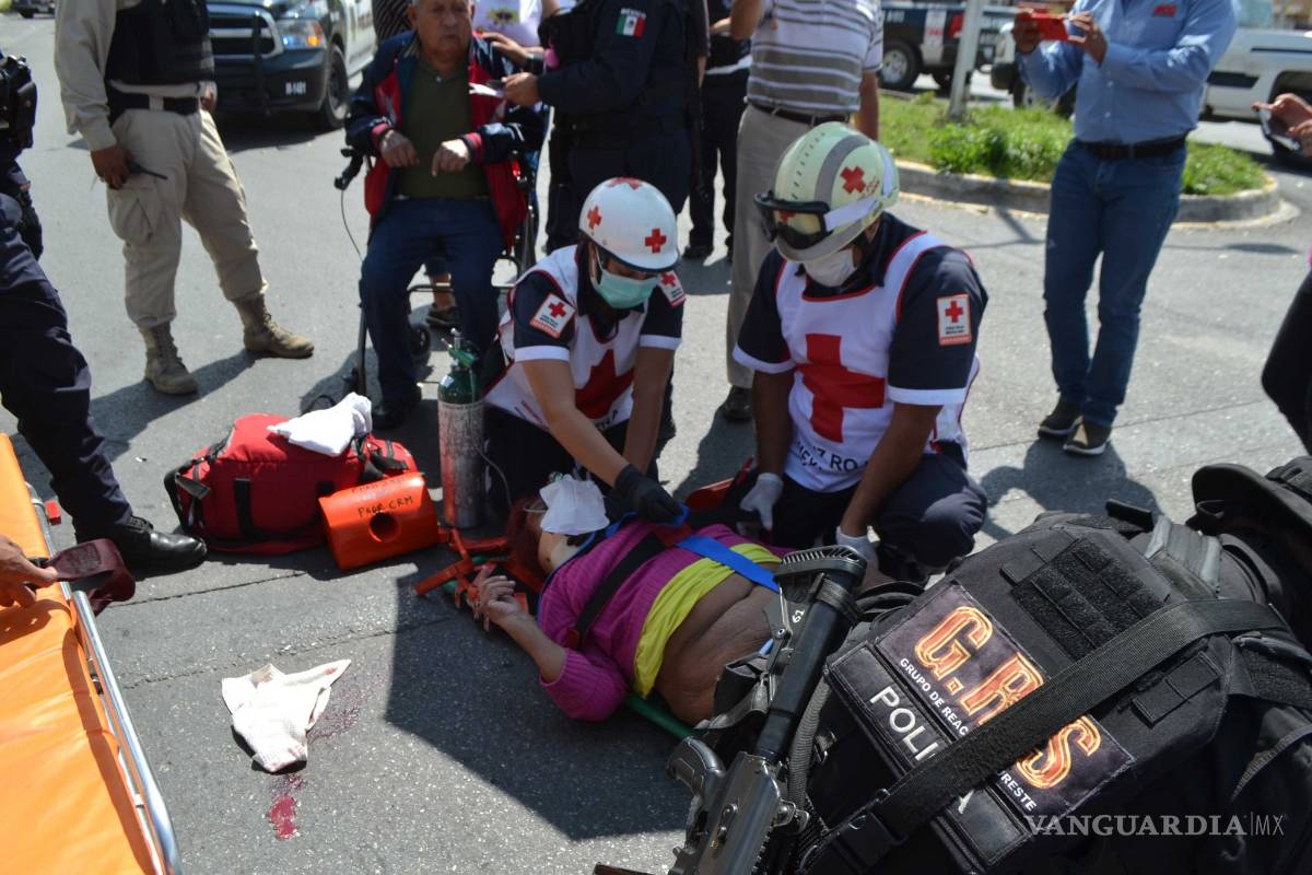 Arrollan a doña María; médicos la reportan grave