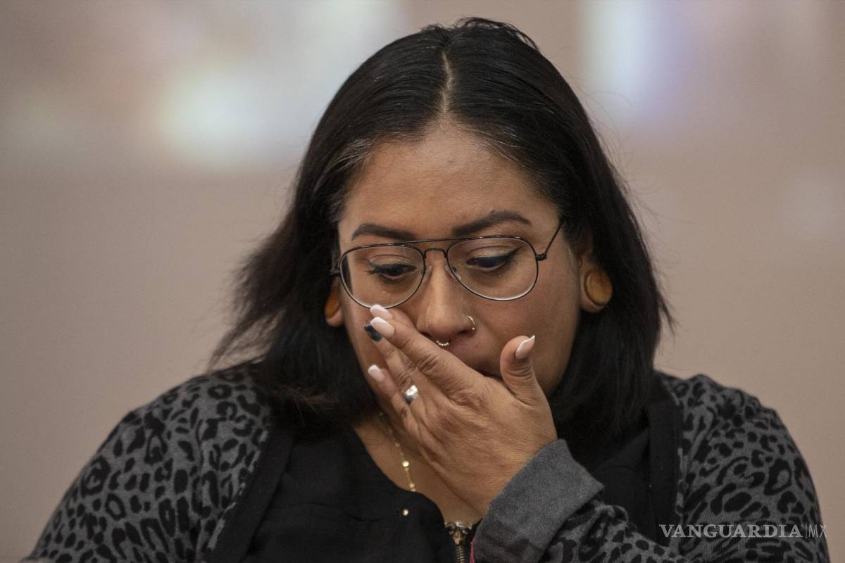 $!Olimpia Montoya, familiar de una persona desaparecida en Guanajuato, participa hoy en una conferencia de prensa en Ciudad de México (México).