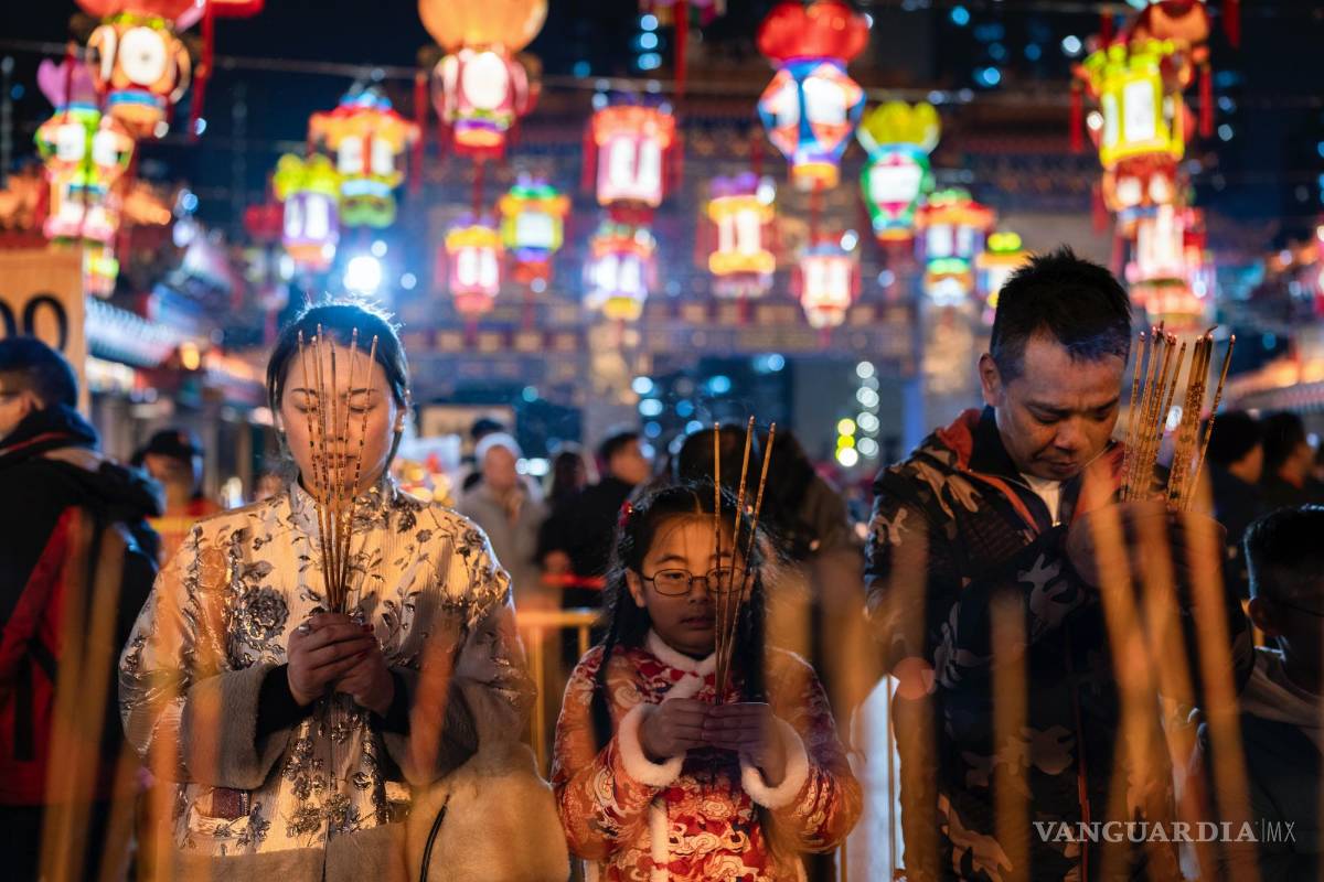 $!Fieles rezan mientras encienden varas de incienso en un templo para recibir el Año Nuevo Lunar, en Hong Kong.