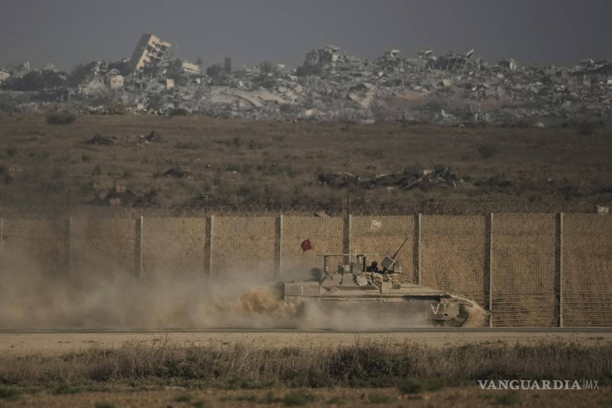 $!Un vehículo blindado israelí avanza por la frontera entre Israel y Gaza, visto desde el sur de Israel.
