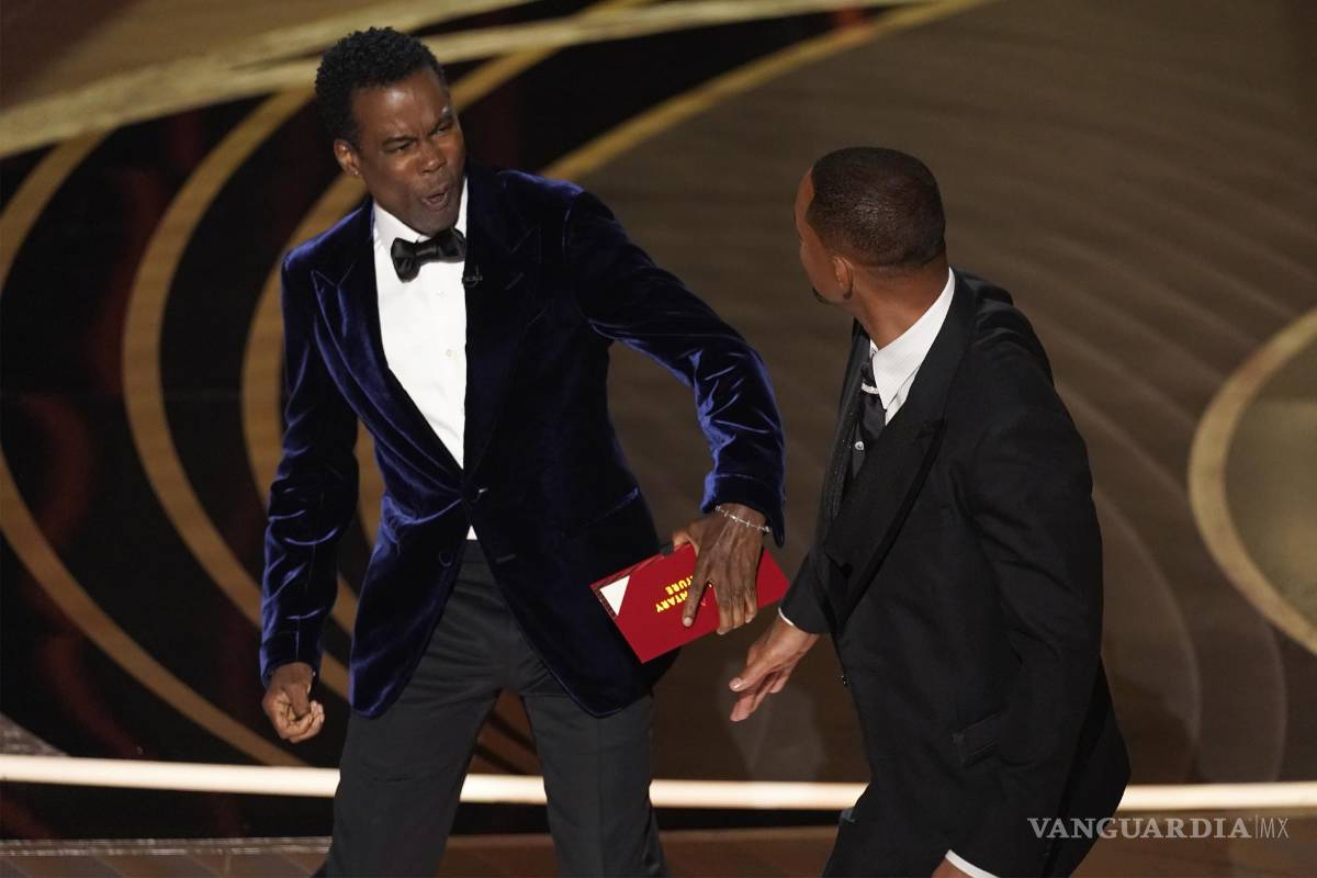 $!El presentador Chris Rock se quedó impactado tras la cachetada, al igual que el público, quienes no sabían si era real o actuado.