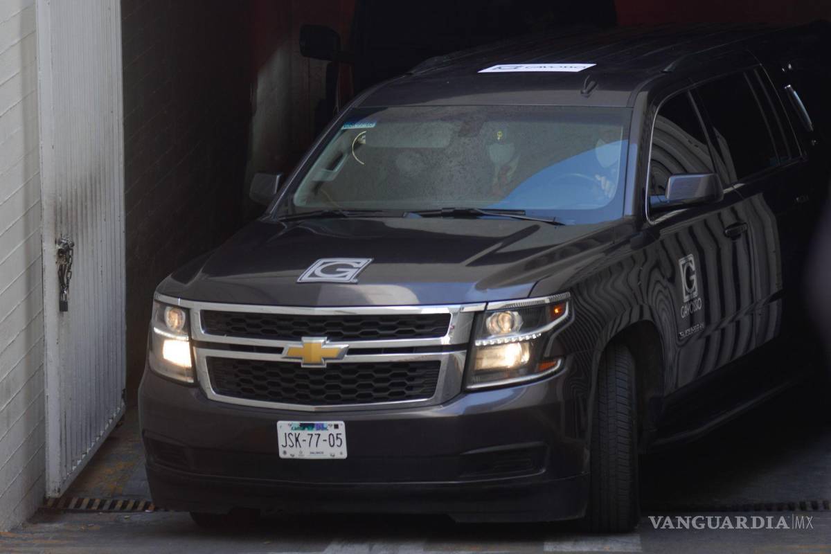 $!Salida de la carroza que traslada el féretro de Vicente Fernández, quien falleció la madrugada de este domingo. Sus restos serán trasladados a la Arena VFG dentro del Rancho Los Tres Potrillos.