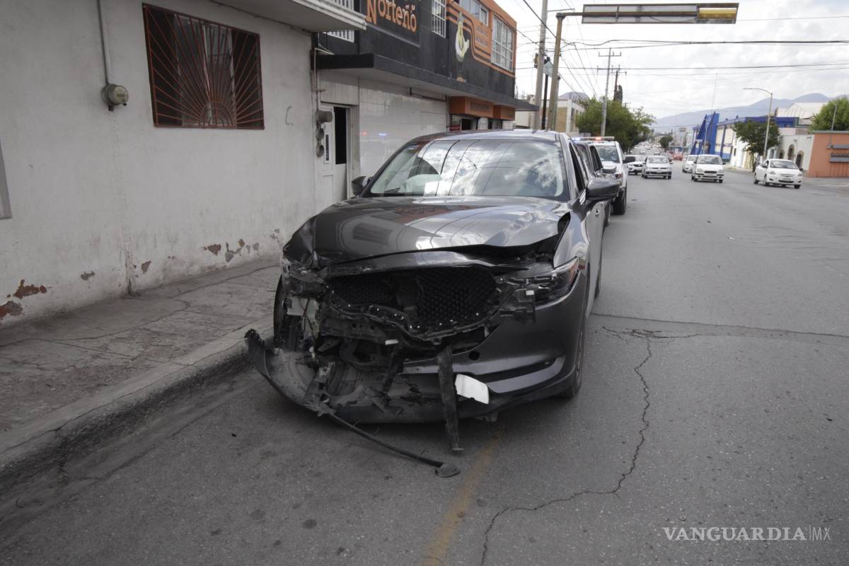 Aparatoso accidente en la Zona Centro de Saltillo deja cuantiosos daños materiales