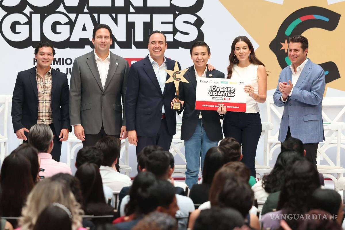$!Gilberto Ledezma Juárez fue reconocido por Excelencia Académica Secundaria en el Premio estatal de la Juventud 2025.