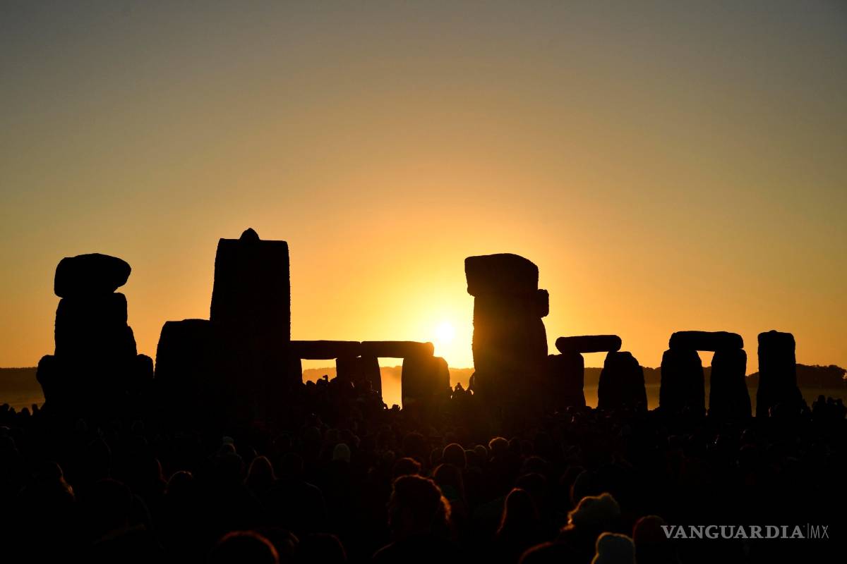 $!En Stonehenge se congrega miles de personas para recibir el solsticio de verano