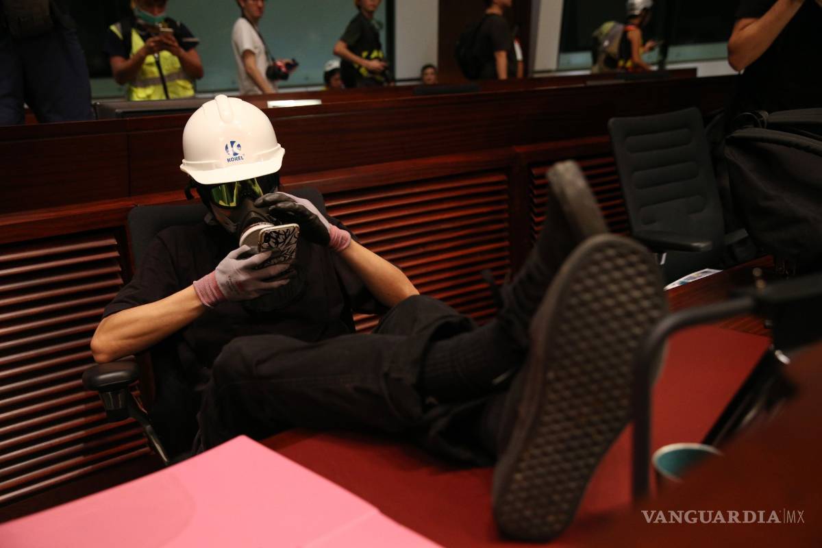 $!Manifestantes toman violentamente el control del Parlamento de Hong Kong