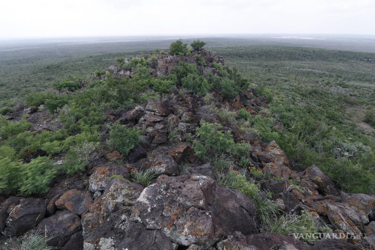 $!Por la colina acompañan el camino rocas oscuras, pesadas, porosas y poliformes.