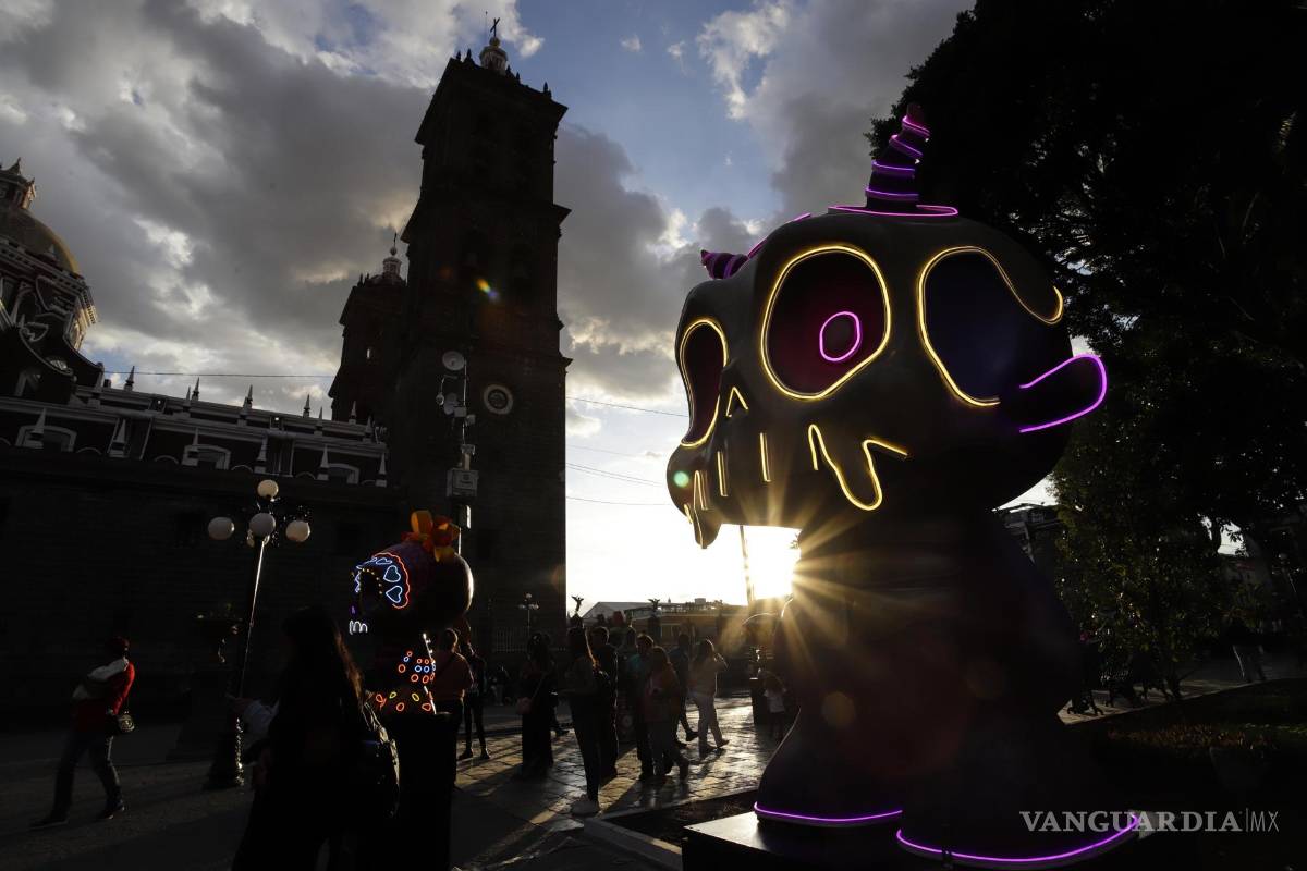 $!Más de 120 calaveras conforman “Me lleva la Huesuda”, la mayor exhibición en plazas públicas del Día de Muertos en Puebla (México).