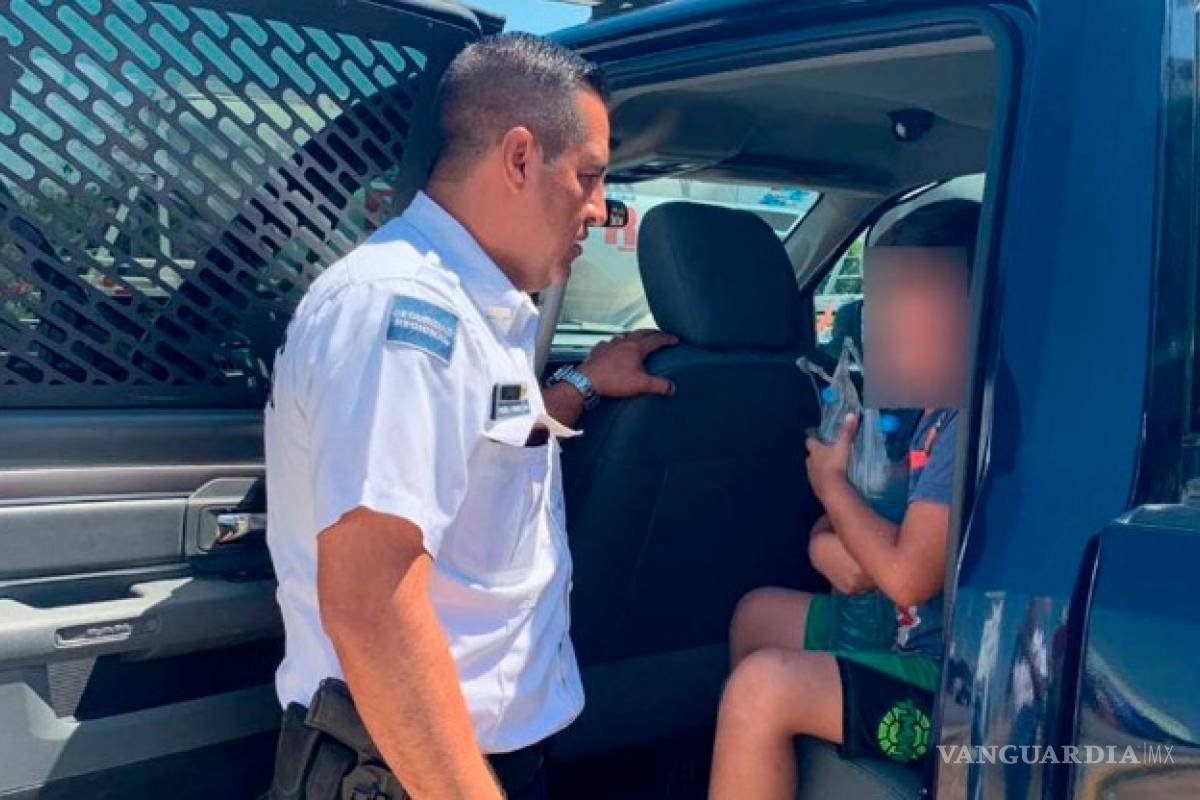 $!Familia olvidó a niño en un Oxxo, policías federales los persiguen para regresárselo