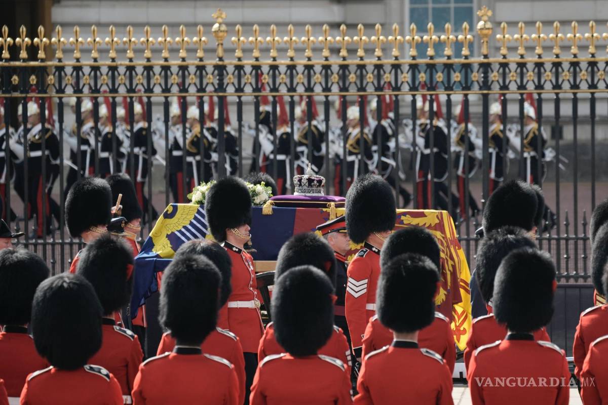 $!El ataúd de la reina Isabel II sale del Palacio de Buckingham hacia el Westminster Hall de Londres.
