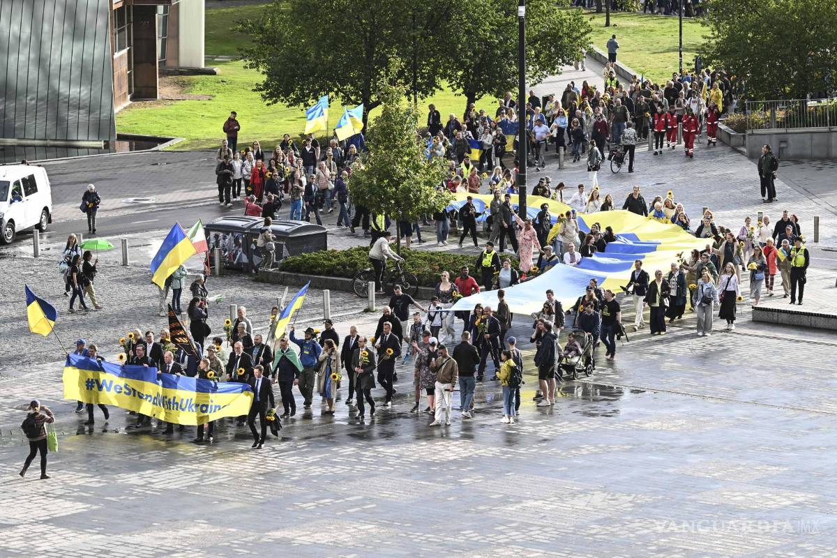 $!Personas marchan con motivo del Día de la Independencia de Ucrania que conmemora la independencia de la Unión Soviética, en Helsinki, Finlandia.