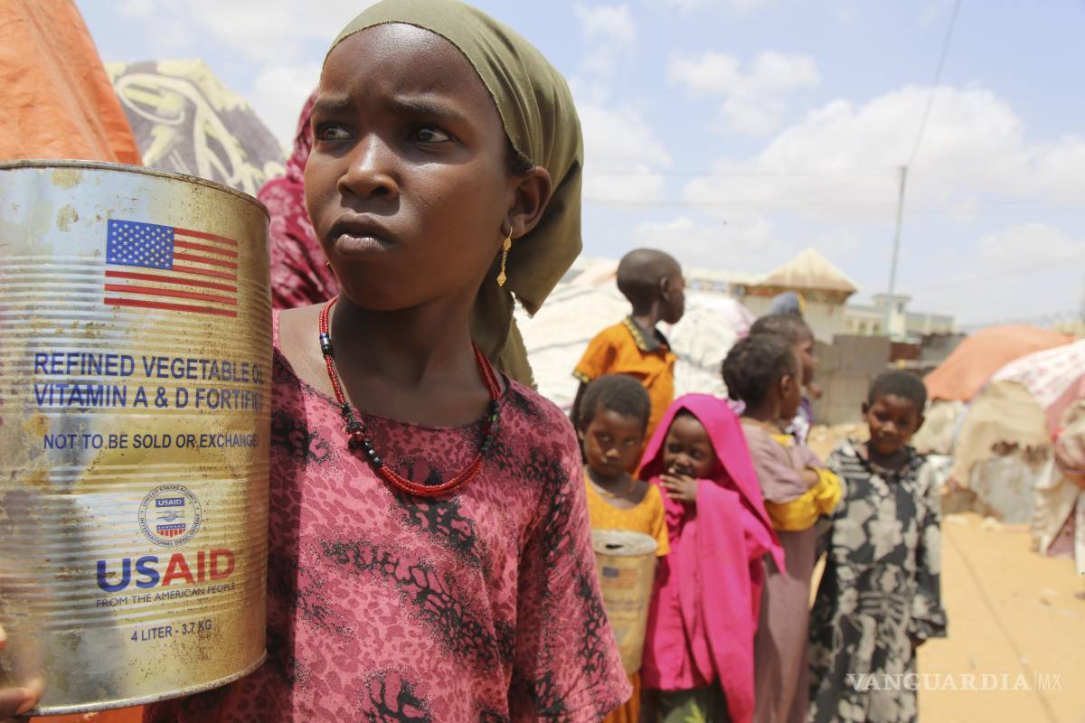 $!Niños desplazados internamente en Somalia fuera de sus viviendas en el campamento de Maslah, en Mogadiscio, Somalia.