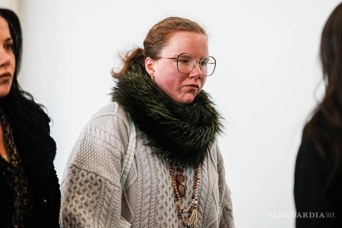 $!Victoria Heuermann camina hacia la sala del tribunal mientras se espera que Rex Heuermann se declare culpable en el Tribunal del Condado de Suffolk en Riverhead, Nueva York.