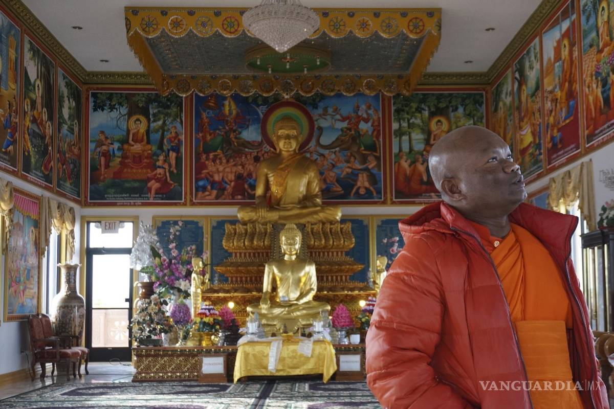 $!El venerable Vicheth Chum observa las grandes pinturas hechas en Camboya de la vida de Buda en la sala superior del templo Watt Munisotaram, el sábado 4 de febrero de 2023, en Hampton, Minnesota.