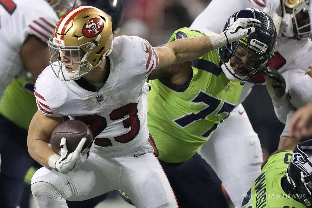 $!El corredor de los San Francisco 49ers, Christian McCaffrey (23), corre contra el tackle defensivo de los Seattle Seahawks, Quinton Jefferson.
