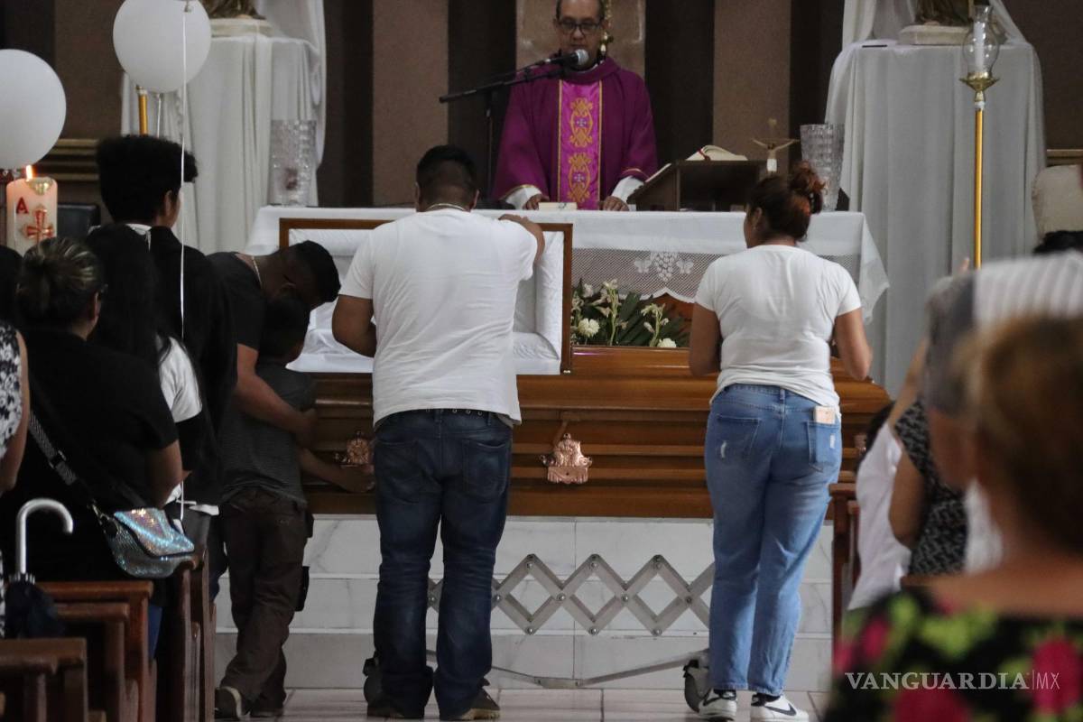 $!En el interior, los compañeros despedían a la pequeña vestidos de blanco con globos del mismo color, mientras que los familiares aún no podían creer lo que había sucedido.