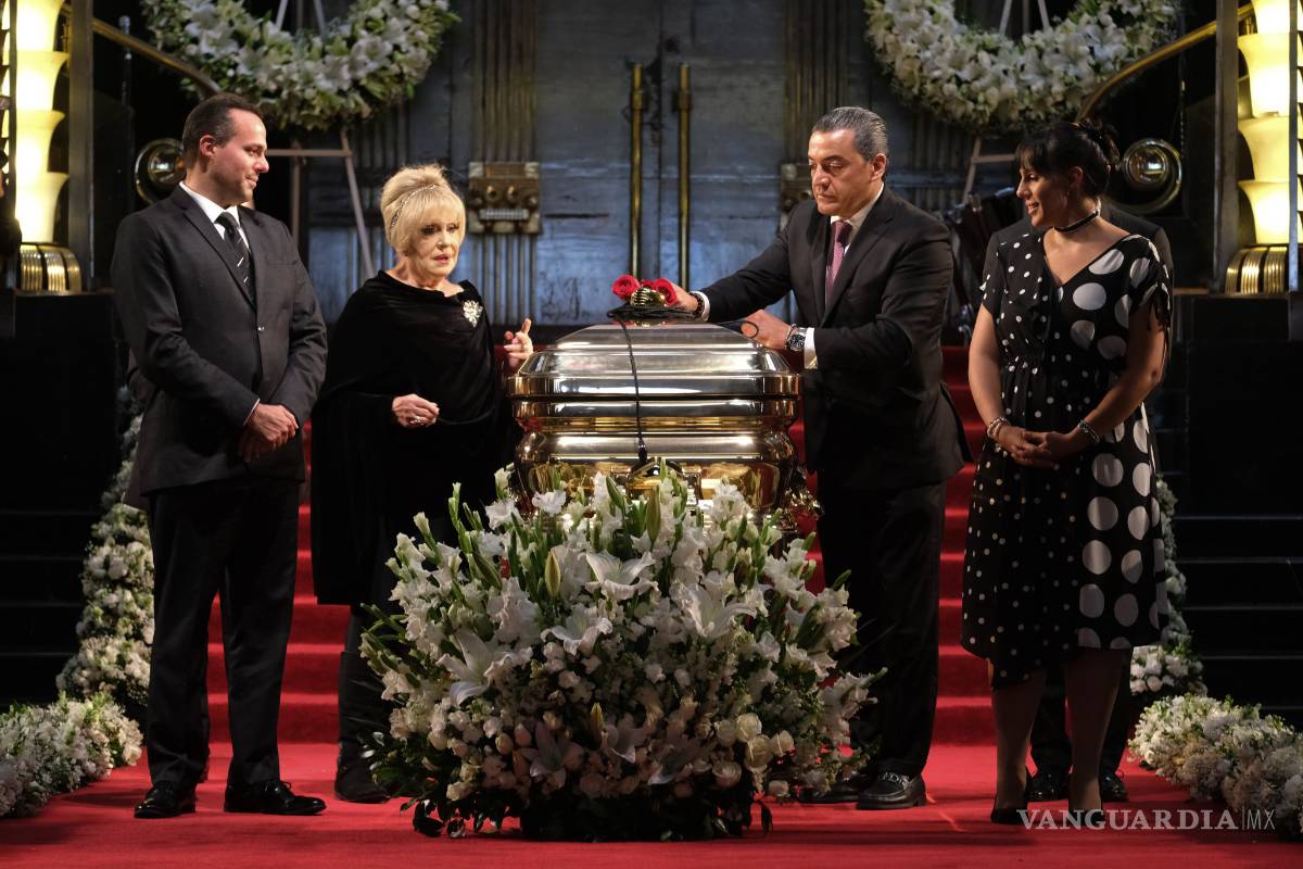 $!FOTOGALERÍA: Palacio de Bellas Artes rinde tributo al príncipe de la canción José José