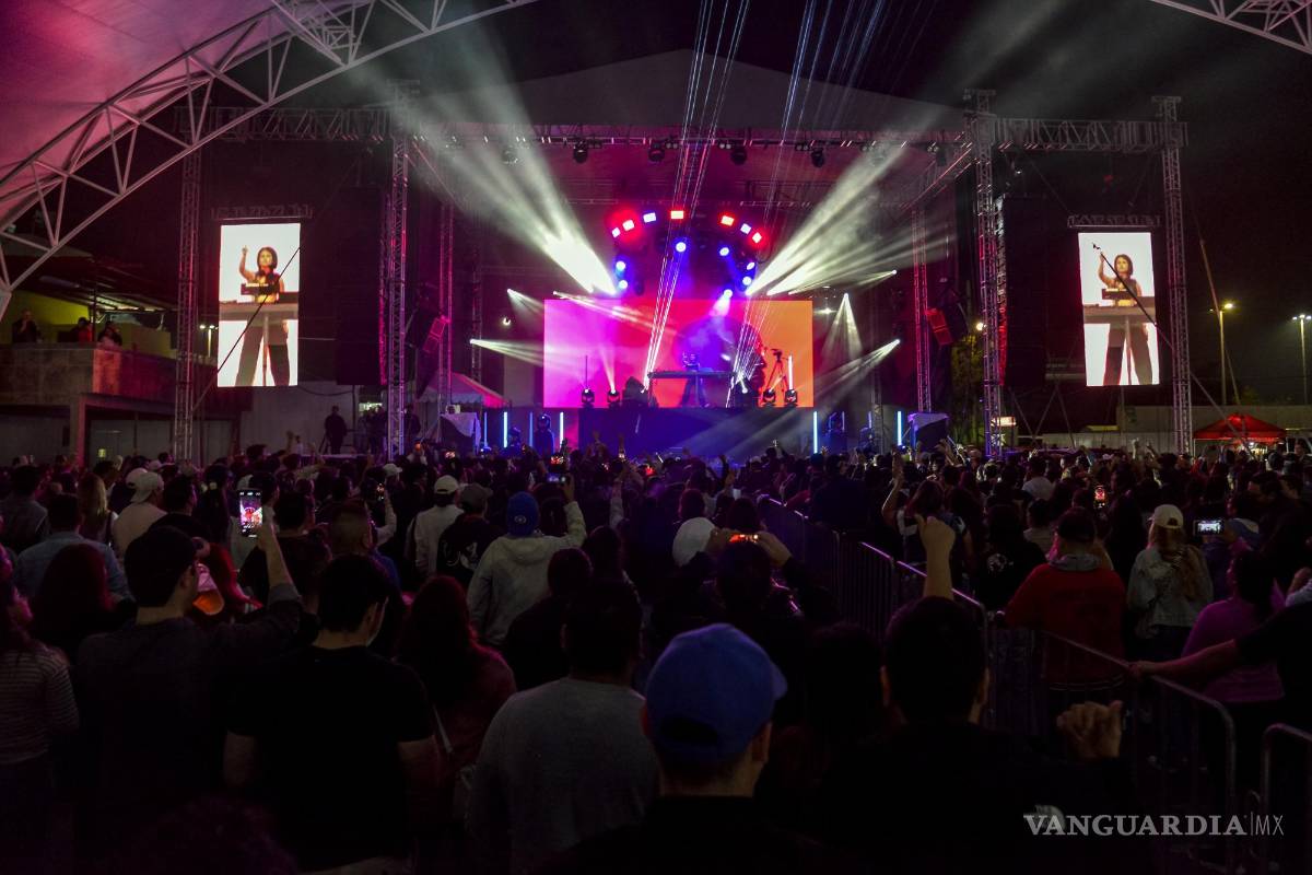 $!La energía del espectáculo se vio reflejada en público que celebró bailando y saltando al ritmos de la música.