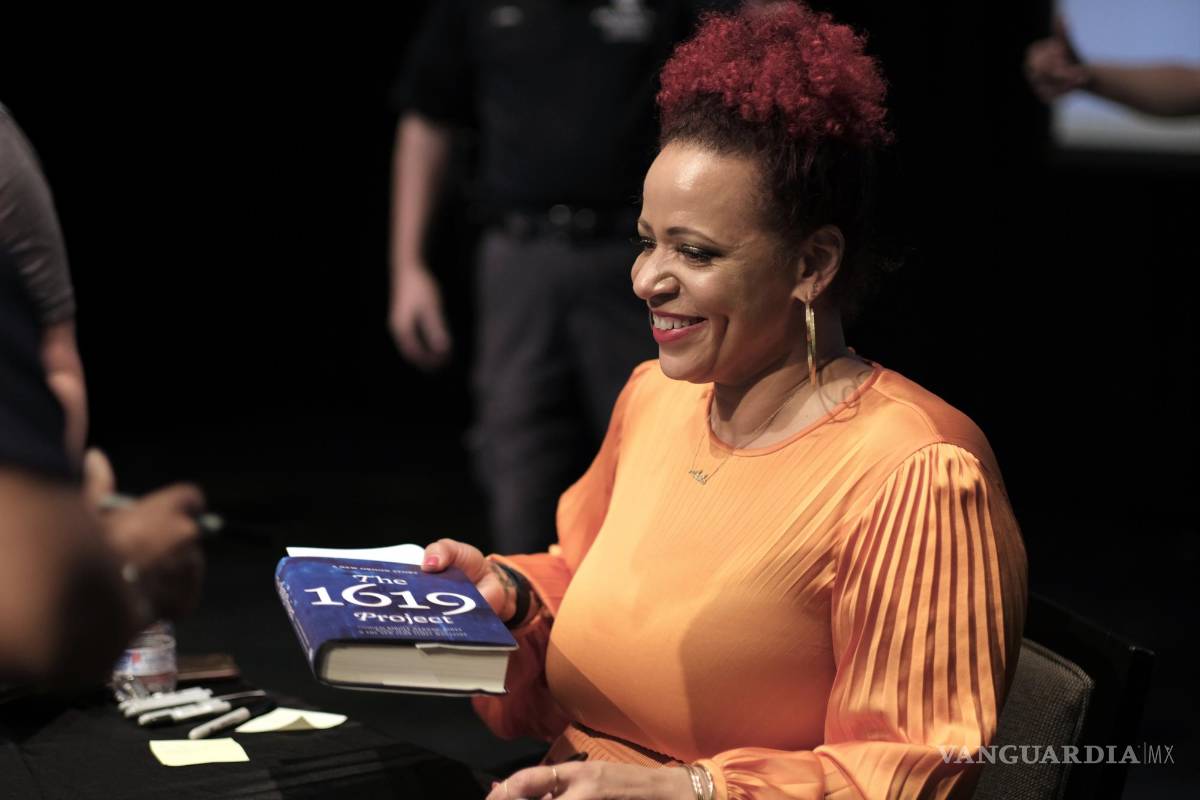 $!La periodista y escritora Nikole Hannah-Jones sostiene un ejemplar de su libro The 1619 Project en la Semana de los Libros Prohibidos.