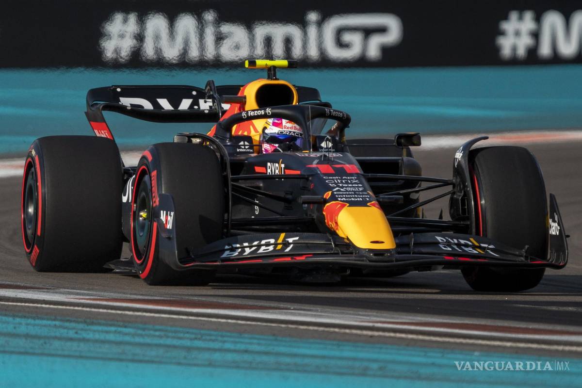 $!El piloto mexicano Sergio Pérez de Red Bull Racing en acción durante los entrenamientos libres 2 del Gran Premio de Fórmula 1 de Miami en el Miami.
