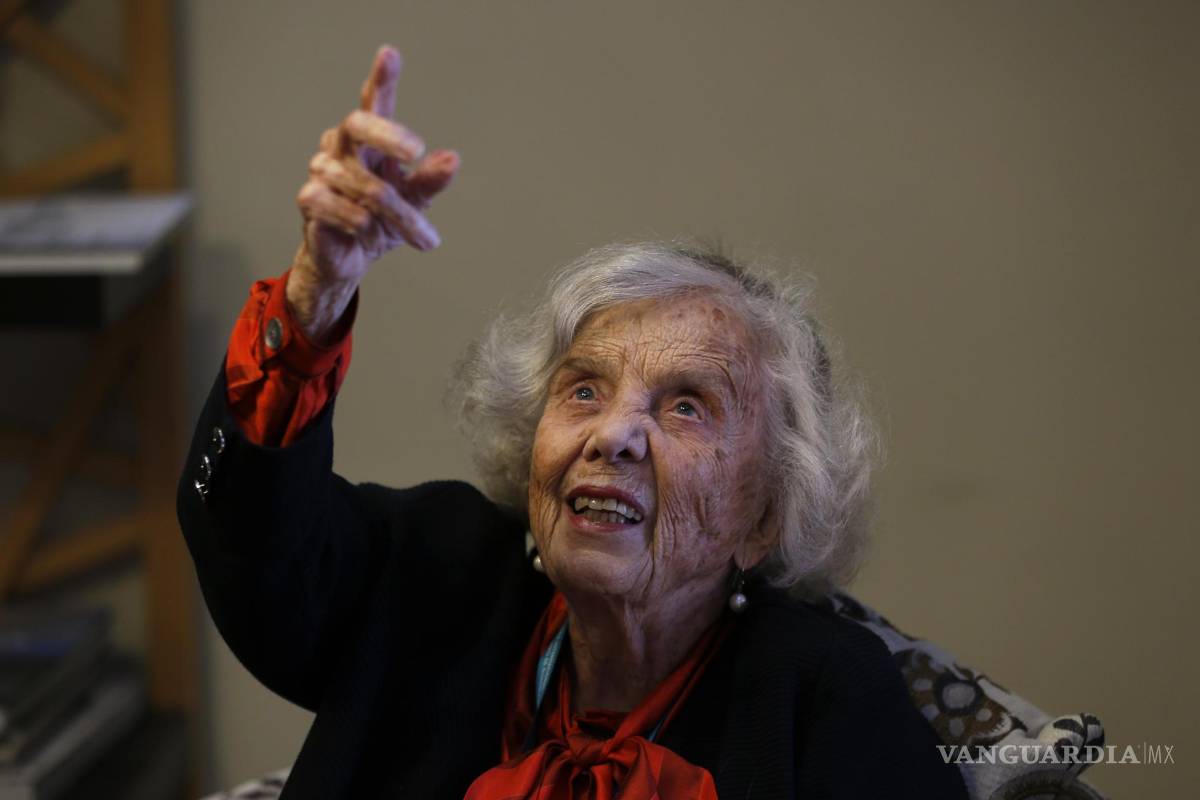 $!La escritora mexicana Elena Poniatowska habla durante una entrevista con EFE en el marco de la 36 edición de la Feria Internacional del Libro de Guadalajara.