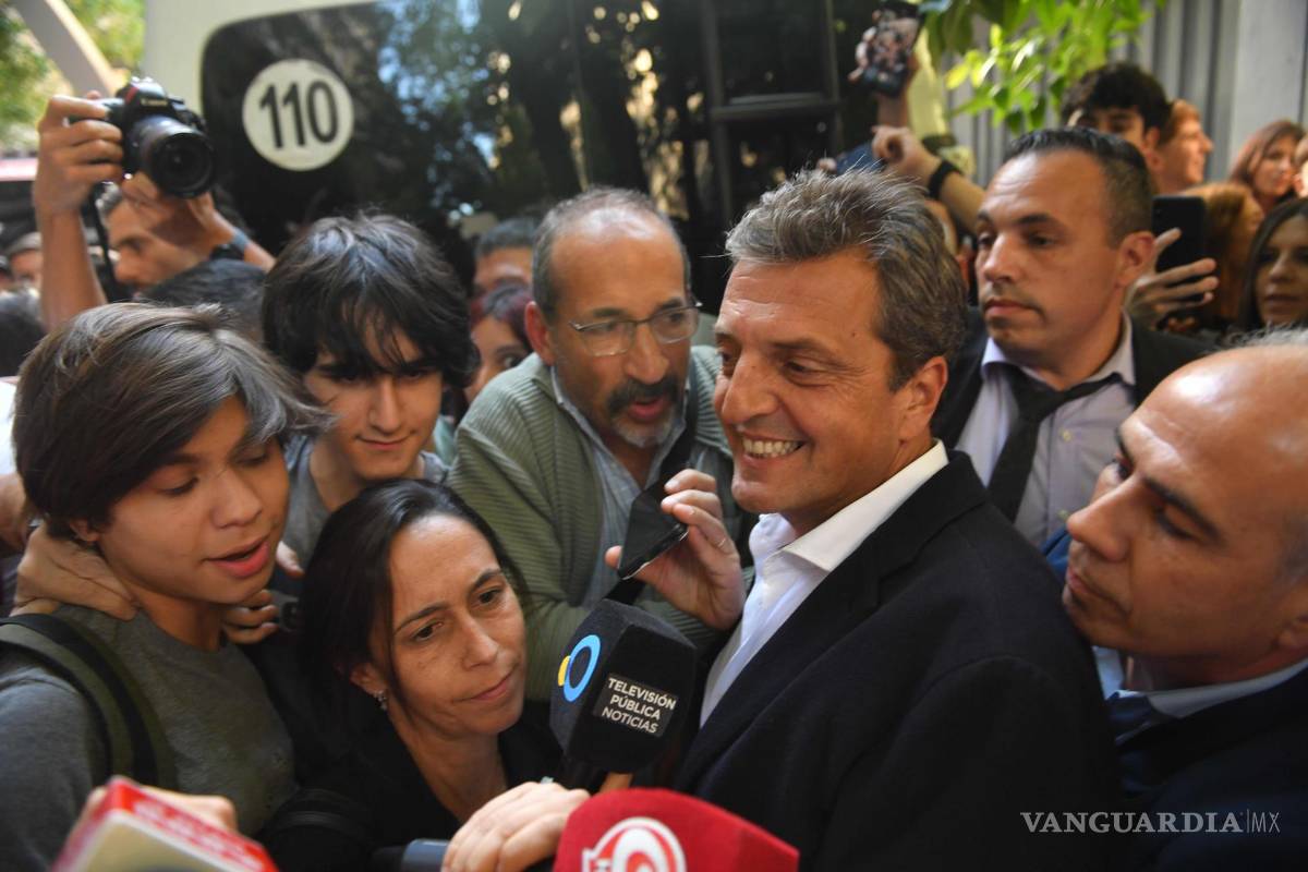 $!El ministro de Economía y candidato presidencial de Unión por la Patria (UxP), Sergio Massa, sale de la Escuela Superior de Comercio Carlos Pellegrini.