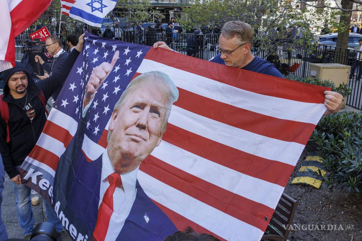 $!Partidarios del expresidente estadounidense Donald Trump se reúnen frente al Tribunal Penal de Nueva York, donde se celebra el primer día de su juicio penal.