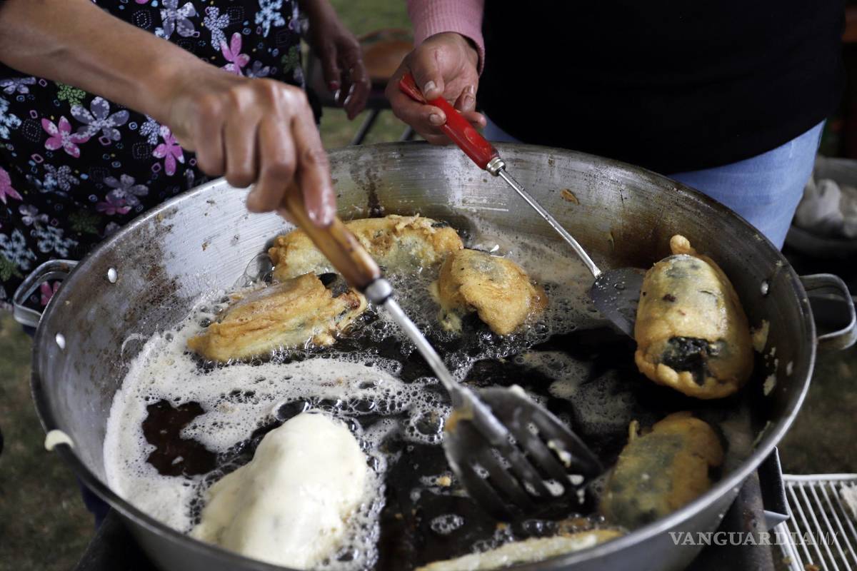 $!Vista de la elaboración del chile en nogada, en la feria del típico platillo en San Nicolás de los Ranchos, Puebla (México).