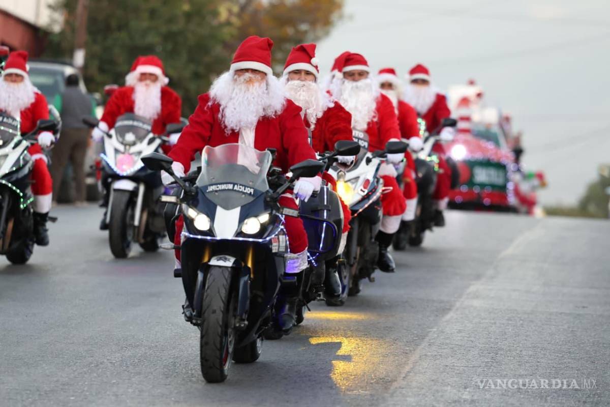 $!Santa Claus motorizados encabezaron el contingente y fueron la principal atracción para los niños.