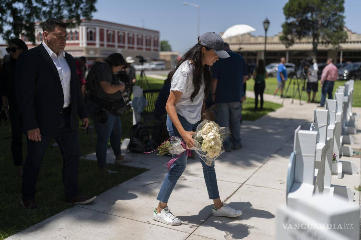 $!Meghan Markle, duquesa de Sussex, visita un sitio conmemorativo con flores para honrar a las víctimas del tiroteo en la escuela primaria de esta semana en Uvalde.