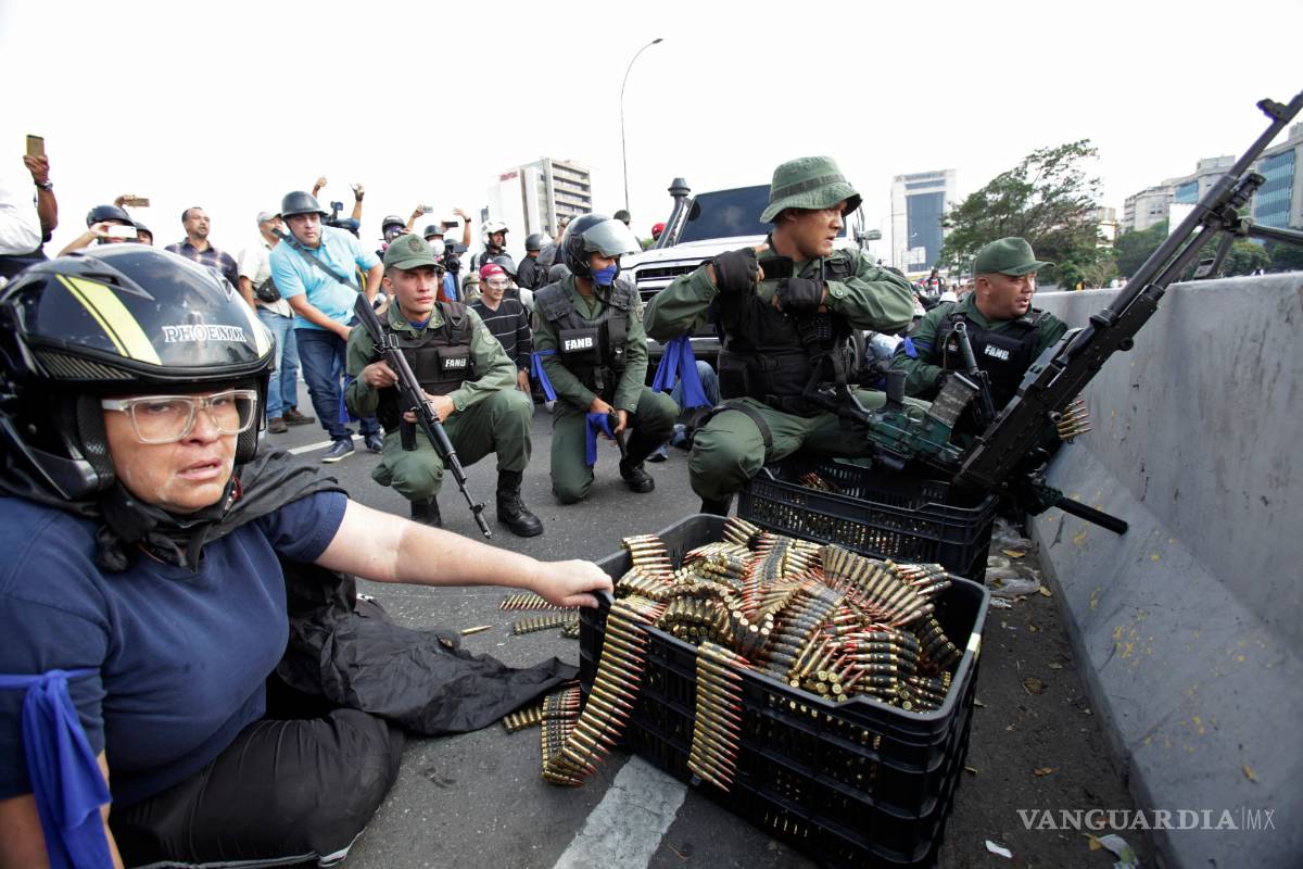 Resiste Maduro alzamiento armado