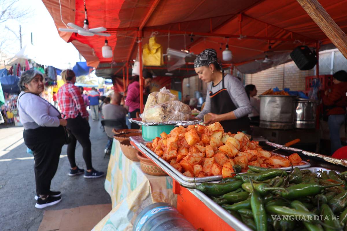 $!Puestos ambulantes rodearon el templo ofreciendo comida típica y artículos religiosos a los asistentes.