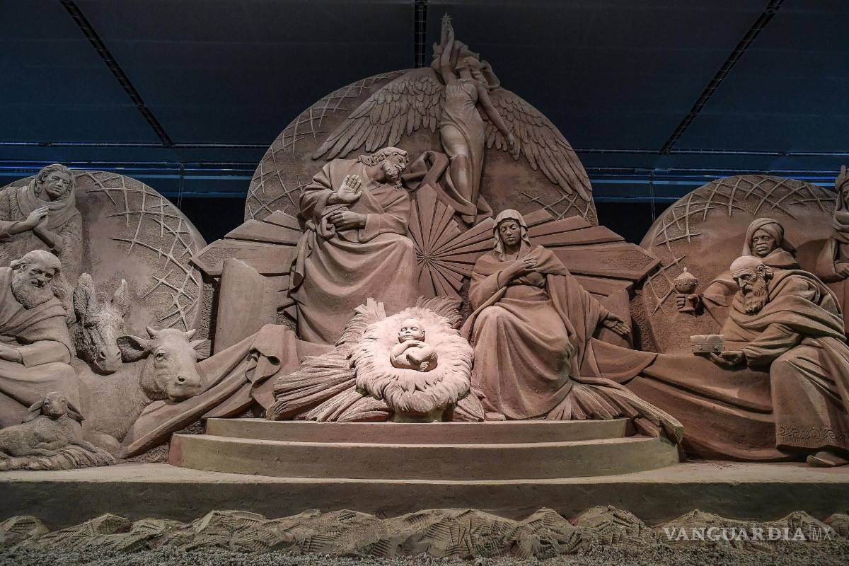 Monumental nacimiento de arena en la Plaza de San Pedro da inicio a los festejos navideños en el Vaticano