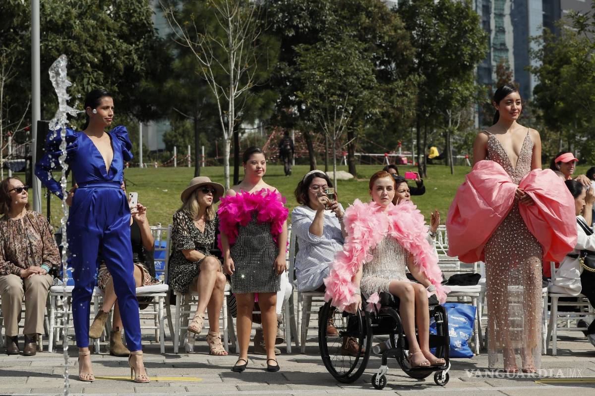 $!Modelos lucen diseños durante el All Inclusive Runway en el Parque La Mexicana en Ciudad de México (México).